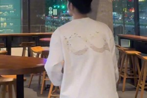 你不用在打球和我之间做选择，因为我会陪你去...